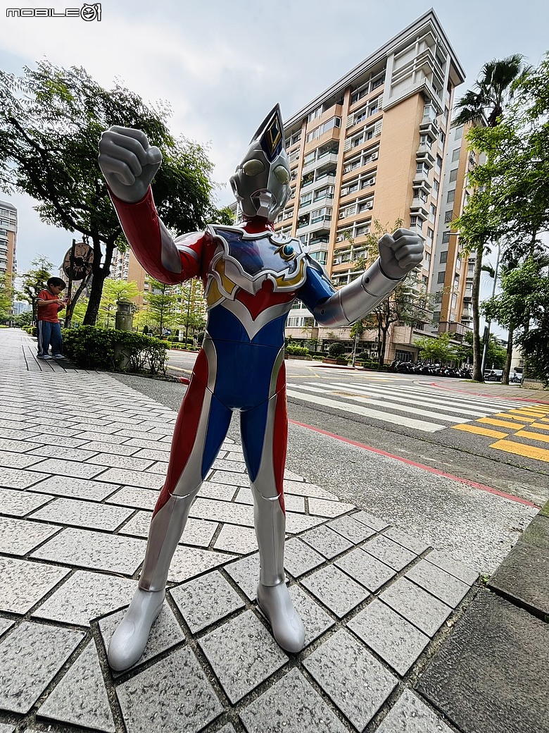 點我看大圖 【超人力霸王開箱】70公分真的有感!超人力霸王德卡(Ultraman Decker)巨大版,小孩直接暴動🔥