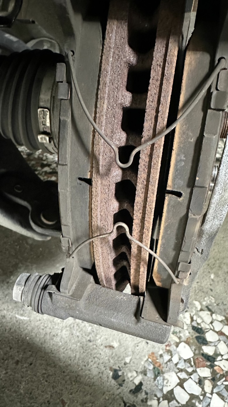 建議豐田汽車的車主進場保養時，如果接收到煞車來令磨損，建議更換時，最好親眼確認，以下兩張照片為我家兩部車在前後一週內進場保養，均收到相同建議，來令片磨損，建議更換，因本人有入門DIY能力，隨即買了符合型號的來令片想自行更換，拆下輪胎後，發現來令片還有一半左右厚度，難道豐田保養廠也有KPI要完成嗎？所以未免花冤枉錢，保養廠有更換這類耗材時，最好親眼目睹使用耗損情形。