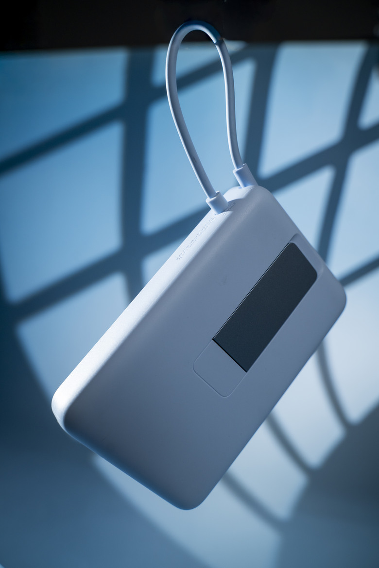 【開箱測試】Xiaomi 磁吸支架行動電源 10000 7.5W ｜磁吸、支架、自帶線一次到位