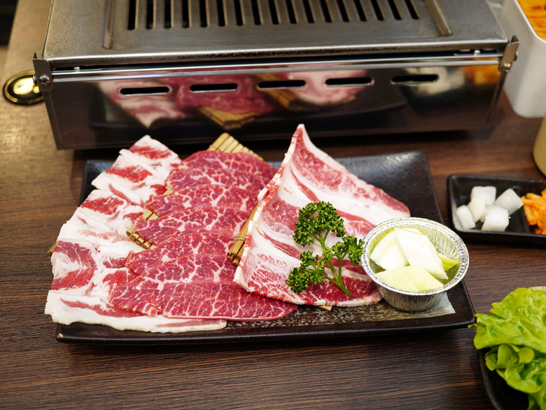 【高雄燒肉】銅板價吃A5和牛！鐵人燒肉套餐CP值好高！