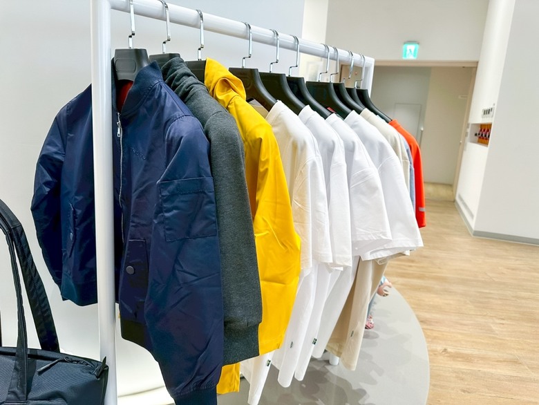 陪學妹保養EC40，我幫看車，她逛精品店