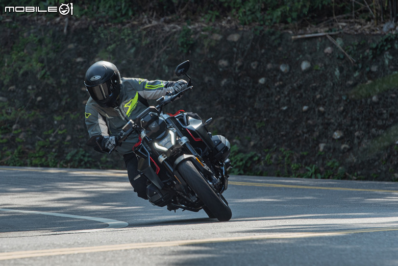 點我看大圖 BMW Motorrad R 1300 R 試駕|一絲不苟的德式西裝暴徒!引擎輸出滿滿暴力、外觀卻是優雅精緻!