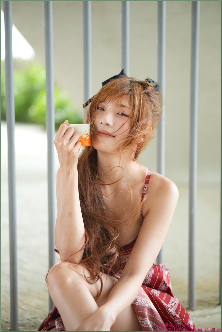【 一言難盡 -- 言兒 】拍仙女棒快門壓光，閃燈壓得了日光但壓不住走光