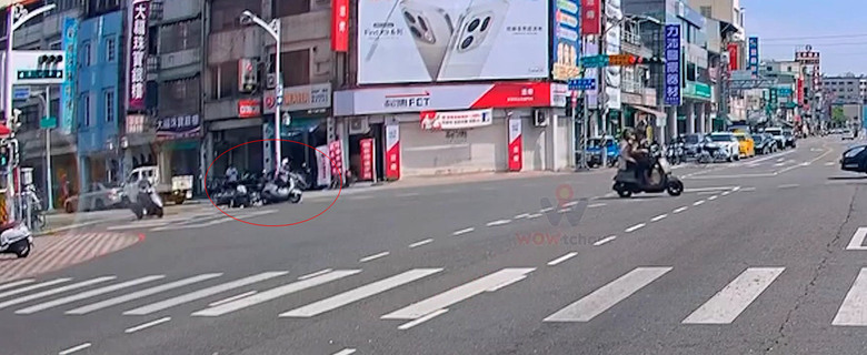 屏東 機車直接左轉，撞倒同向機車。也撞到對向....