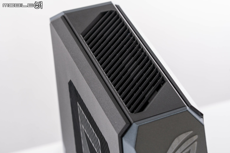 ROG GR70 小型電競桌機開箱實測 搭配最強 AMD 9955X3D 處理器的迷你巨人