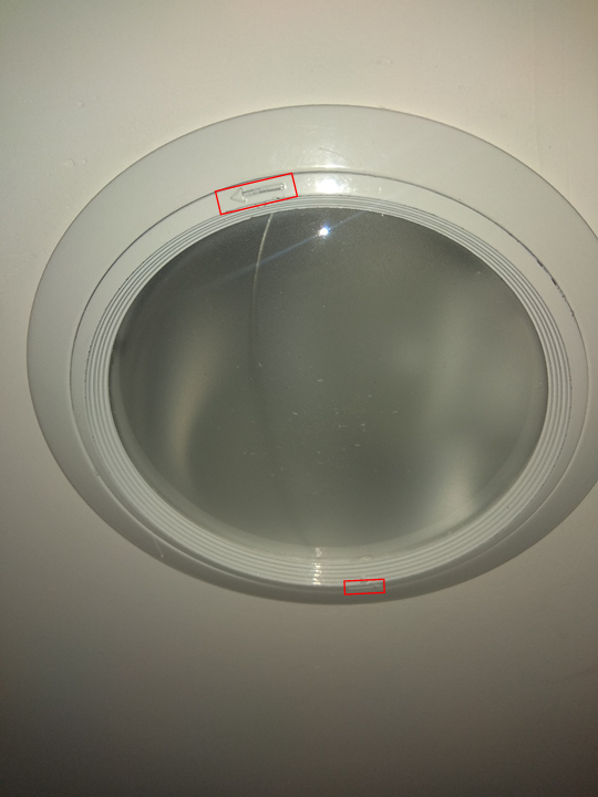 請問如何取下浴室燈罩(內文附圖)