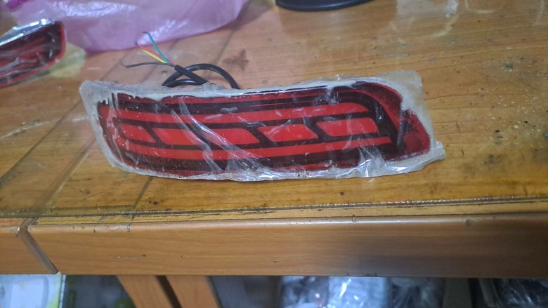 請問這個汽車尾燈是什麼車的