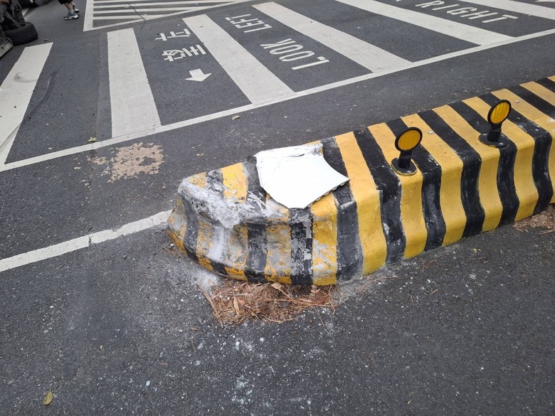 北市 大安區🚘汽車 87 撞庇護島，翻車......人爬出來，不是從天窗。