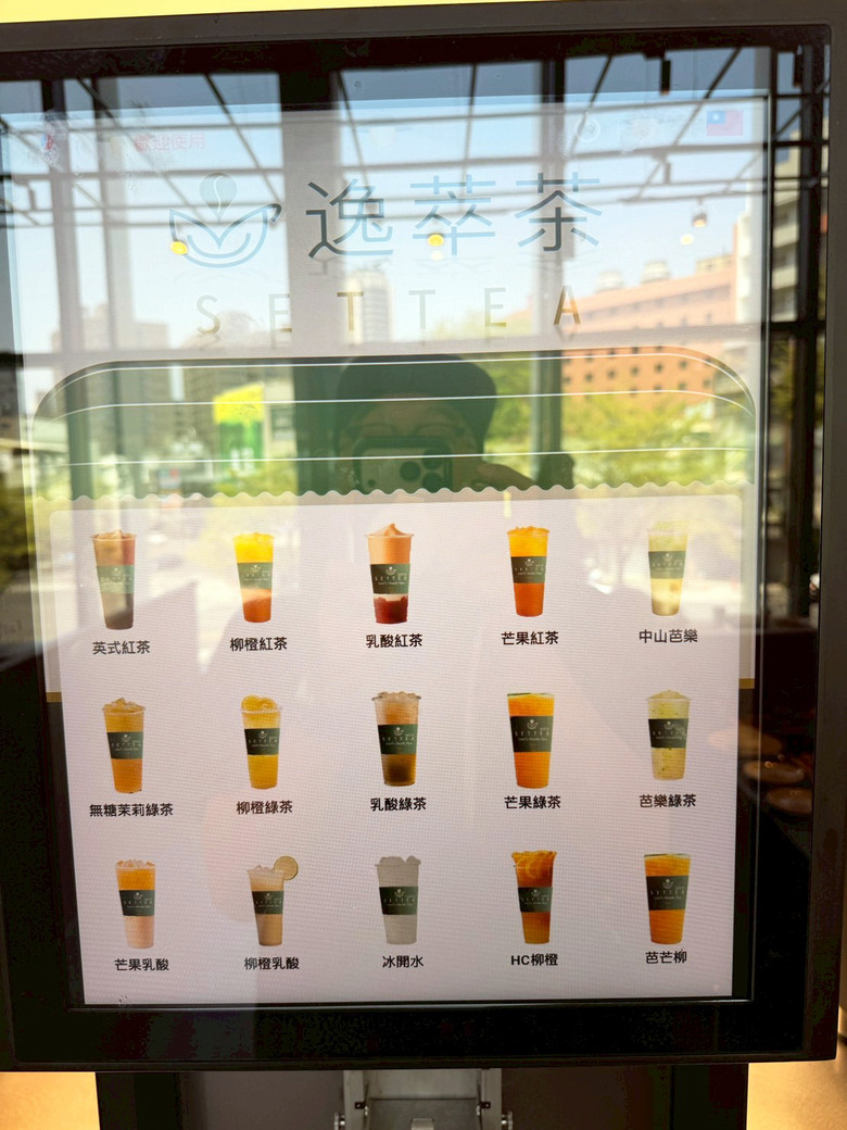 高雄火鍋｜新品牌【二旭鍋】百坪寬敞空間｜牛大骨鍋底濃郁｜自助吧豐富吃到飽｜Focus13輕軌真愛碼頭站