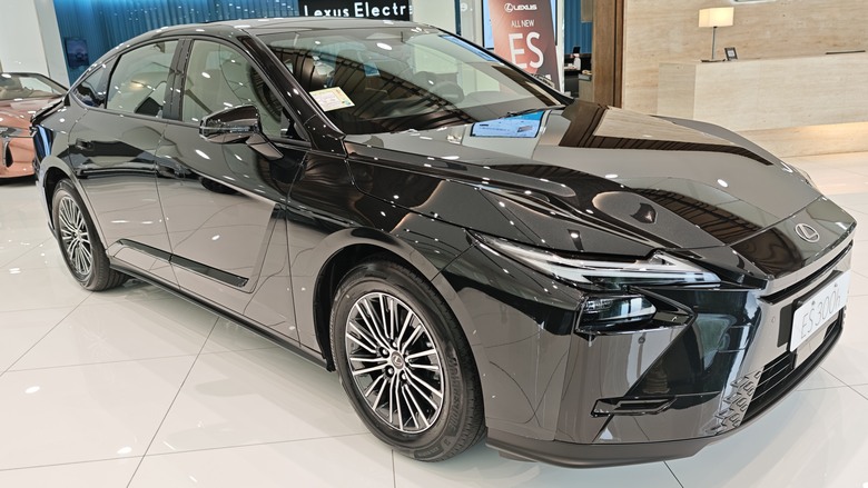 趕在第一天來欣賞All New Lexus ES300h的心得分享