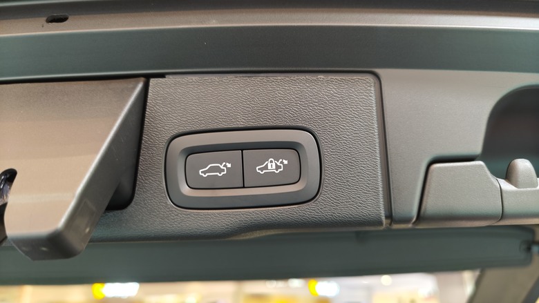 趕在第一天, 來南港Lalaport看好久不見的All New XC60~~
