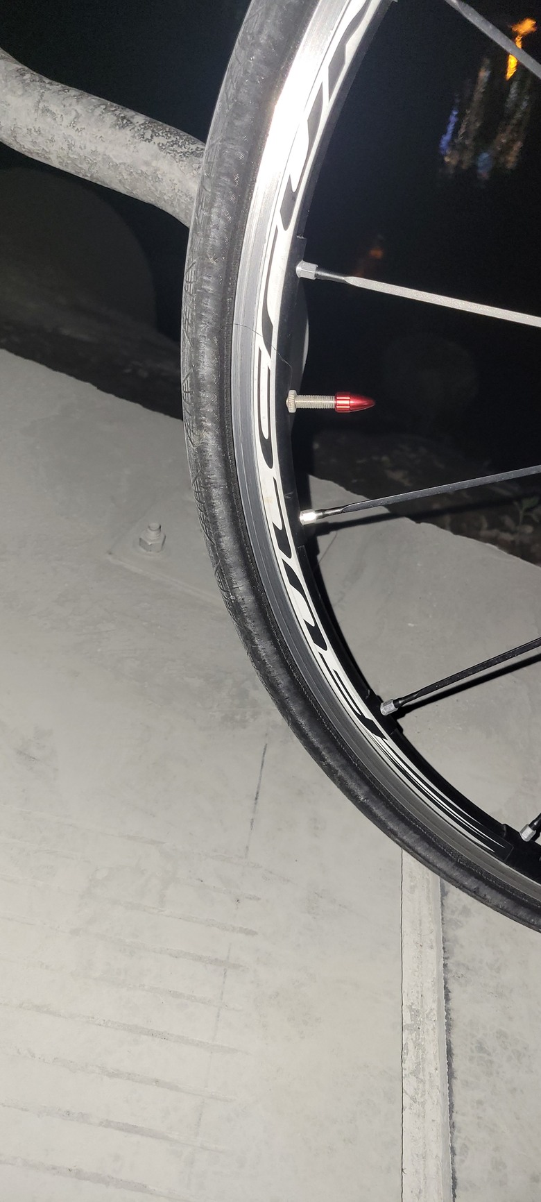 中正橋下要小心水泥縫隙(工區範圍內自行車請下車牽行)