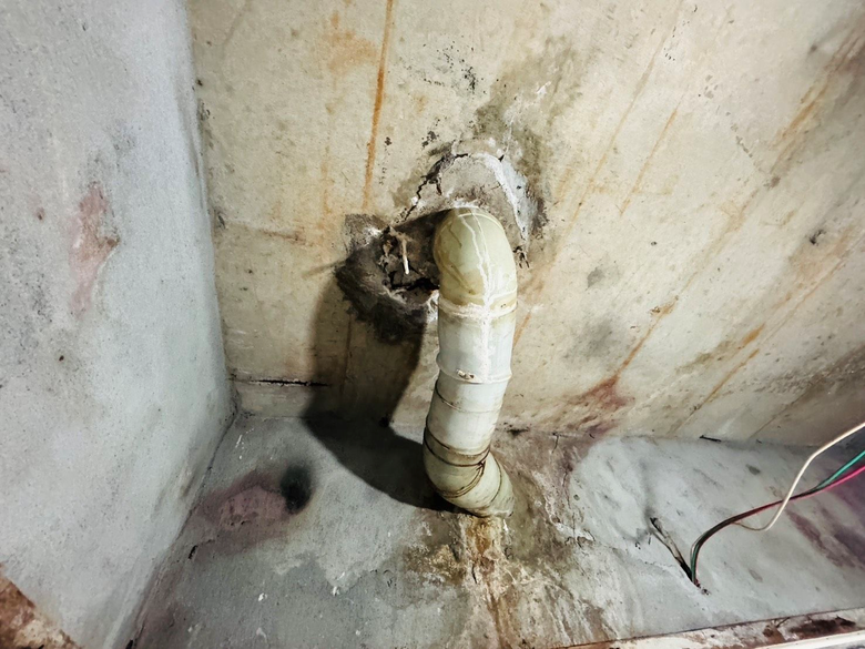 老屋廁所天花板打開,糞管結晶污漬顯示慢性滲漏