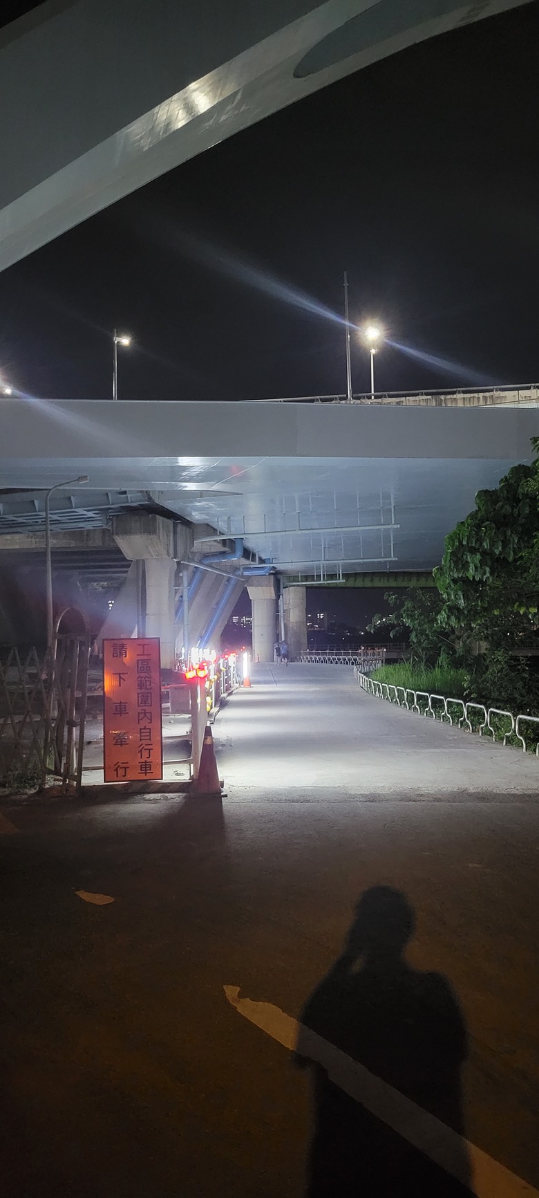 中正橋下要小心水泥縫隙(工區範圍內自行車請下車牽行)
