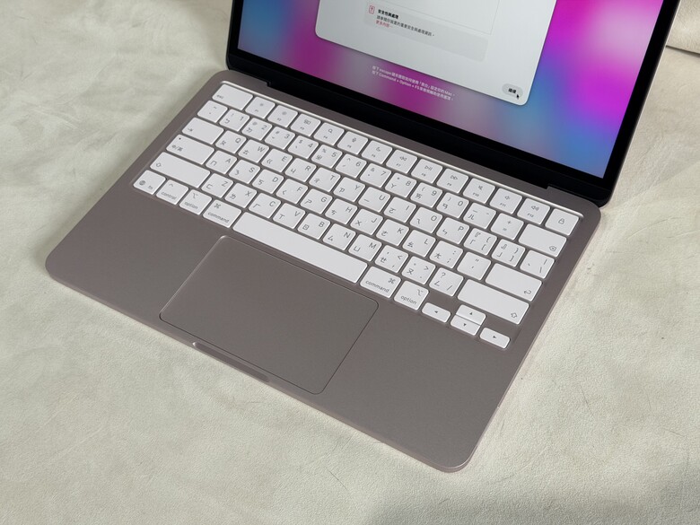 開箱 MacBook Neo 姻粉色 256GB 台灣公司貨 4/24