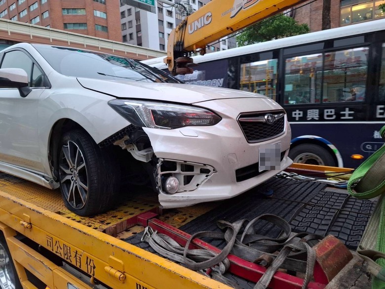 北市 大安區🚘汽車 87 撞庇護島，翻車......人爬出來，不是從天窗。