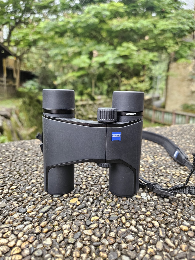 輕裝出發！帶上 ZEISS Victory Pocket 雙筒望遠鏡，漫遊小坑溪文學步道 順道拜小坑福德宮土地公跟武財神