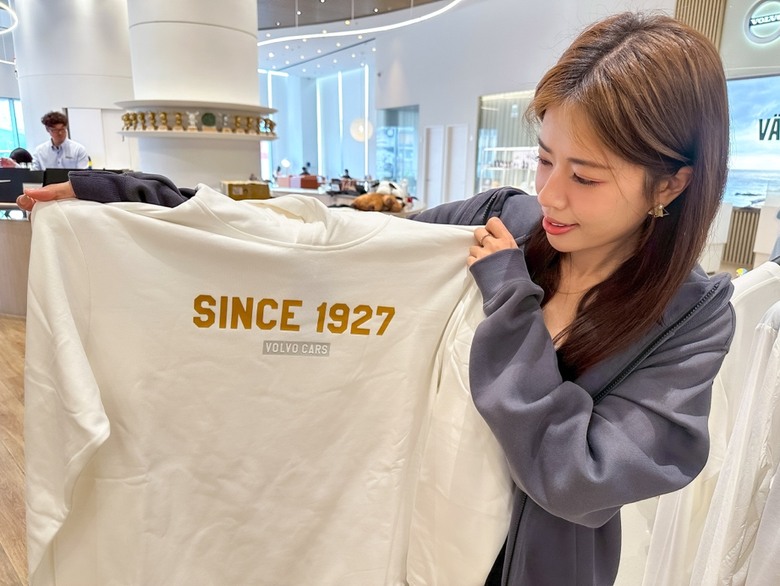 陪學妹保養EC40，我幫看車，她逛精品店