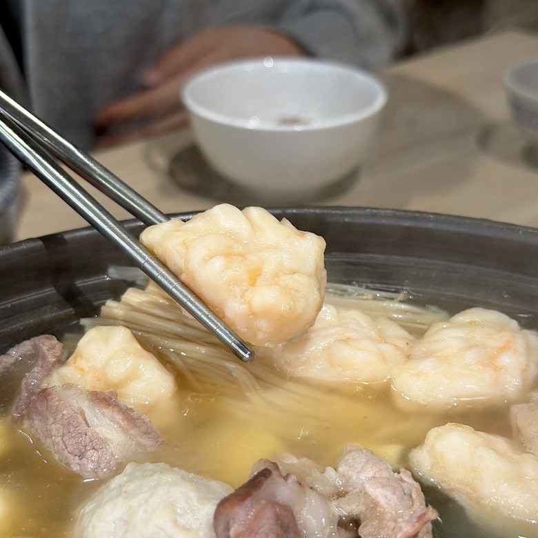 【台南如潮火鍋】東區沙茶爐新店｜扁魚湯頭濃郁耐喝｜虱目魚肚丸爆汁｜蝦滑楓葉＋蛋腸馬卡龍