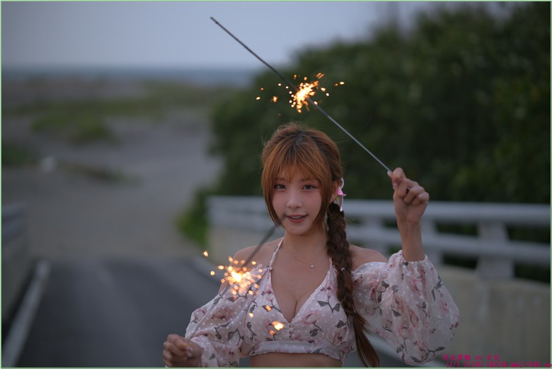 【 一言難盡 -- 言兒 】拍仙女棒快門壓光，閃燈壓得了日光但壓不住走光