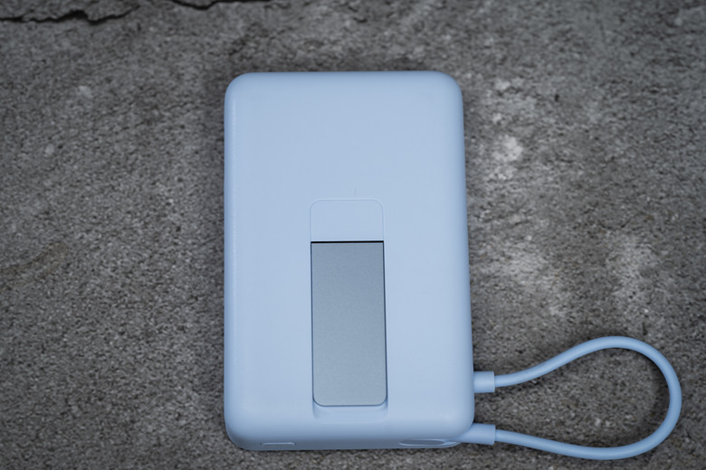 【開箱測試】Xiaomi 磁吸支架行動電源 10000 7.5W ｜磁吸、支架、自帶線一次到位