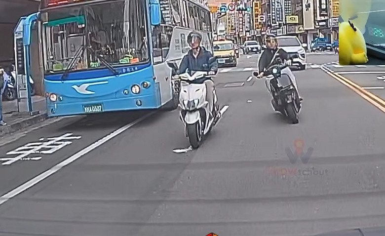 桃園 中壢 🚗³₃塞車啦，直行機車🛵捍衛路權，馬上教訓。跟被教訓🚘💨💨