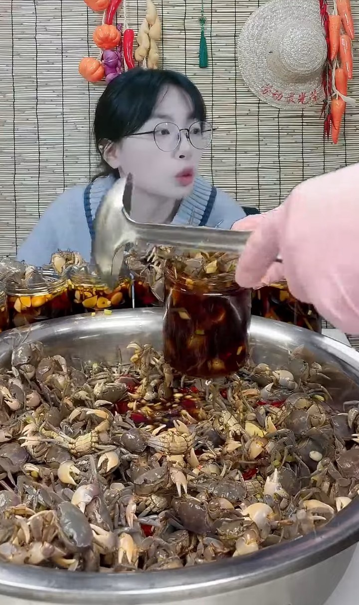 人間美味： 生醃螃蟹！ (慎入)