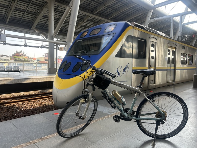 「 兩 鐵 列 車 」 騎 遊 高 雄 果 嶺 自 然 公 園