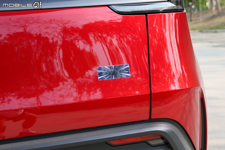 Tesla Model Y Performance 試駕｜主動懸吊隨心所欲、直上頂規專屬的刺激加速感！