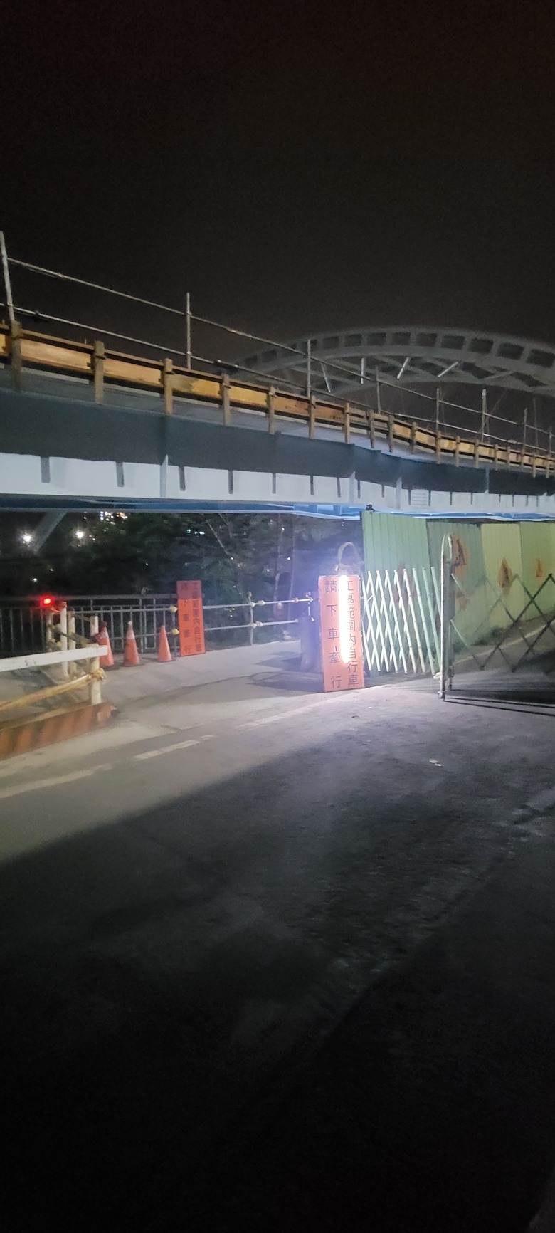 中正橋下要小心水泥縫隙(工區範圍內自行車請下車牽行)
