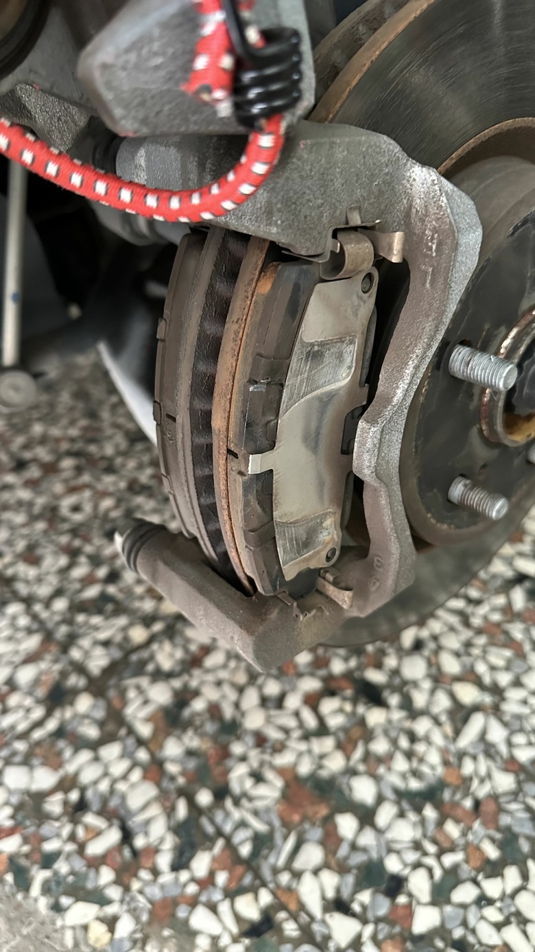 建議豐田汽車的車主進場保養時，如果接收到煞車來令磨損，建議更換時，最好親眼確認，以下兩張照片為我家兩部車在前後一週內進場保養，均收到相同建議，來令片磨損，建議更換，因本人有入門DIY能力，隨即買了符合型號的來令片想自行更換，拆下輪胎後，發現來令片還有一半左右厚度，難道豐田保養廠也有KPI要完成嗎？所以未免花冤枉錢，保養廠有更換這類耗材時，最好親眼目睹使用耗損情形。