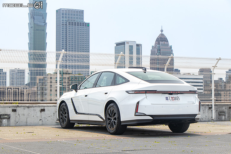Lexus ES 500e 大改款試駕｜瑕不掩瑜的進化，用誠意再戰市場！