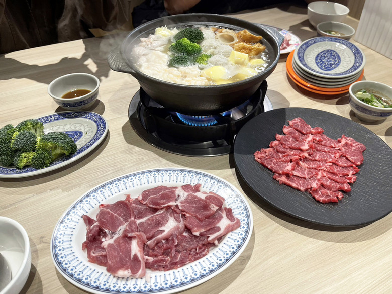 【台南如潮火鍋】東區沙茶爐新店｜扁魚湯頭濃郁耐喝｜虱目魚肚丸爆汁｜蝦滑楓葉＋蛋腸馬卡龍