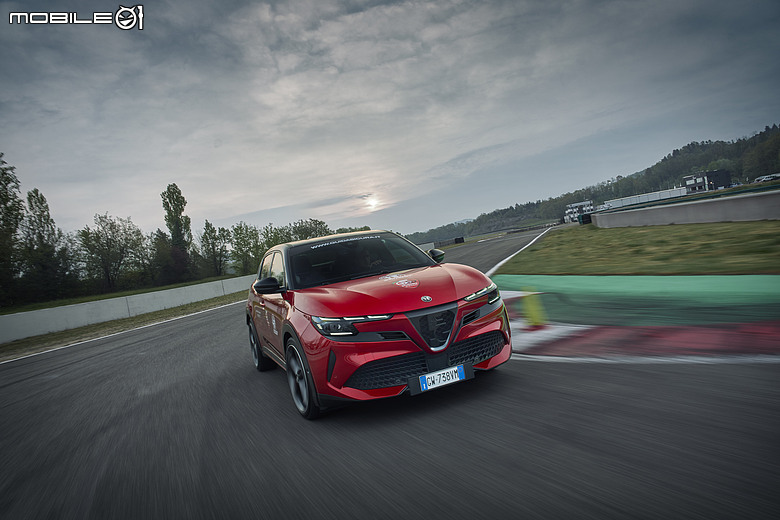 【海外新訊】Alfa Romeo於義大利推出「Alfa Romeo Driving Academy 駕馭學院」，呼應品牌精神國內同步邀請車迷前往展間試駕、未來亦將規劃相關駕駛體驗活動！