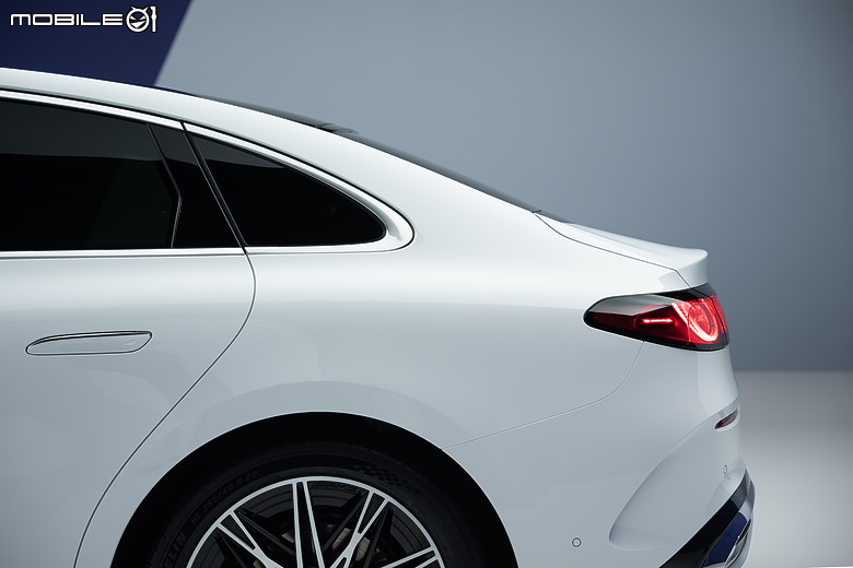 全新Mercedes-Benz純電C-Class葡萄牙直擊|近800公里續航,質感更勝以往!
