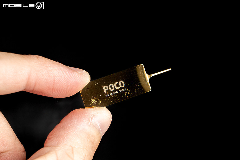 POCO X8 Pro 鋼鐵人限定版開箱圖賞|黑金裝甲上身,鋼鐵人聯名機強勢回歸!