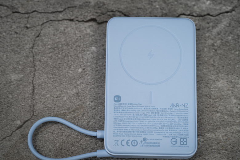 【開箱測試】Xiaomi 磁吸支架行動電源 10000 7.5W ｜磁吸、支架、自帶線一次到位