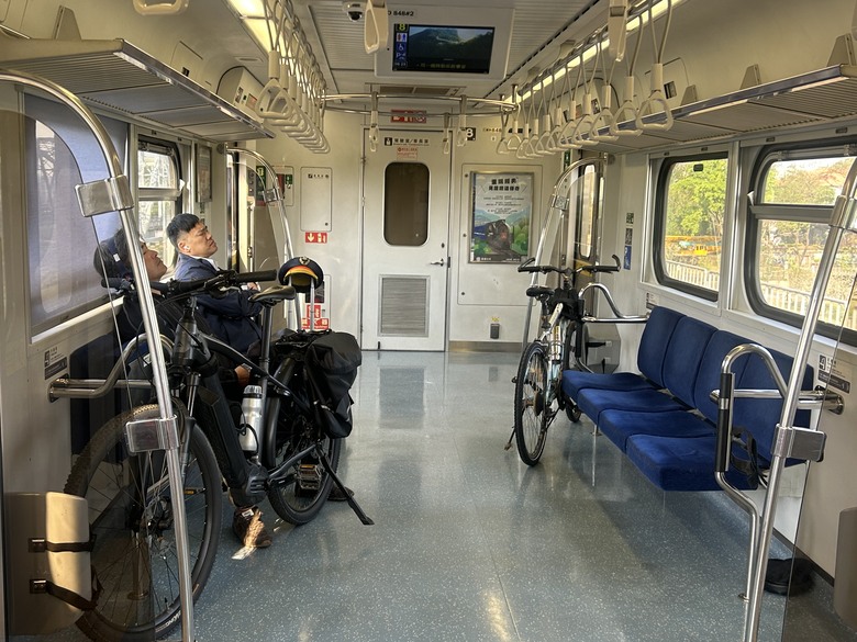 「 兩 鐵 列 車 」 騎 遊 高 雄 果 嶺 自 然 公 園