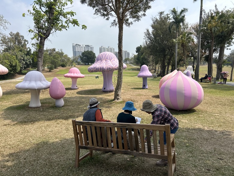 「 兩 鐵 列 車 」 騎 遊 高 雄 果 嶺 自 然 公 園