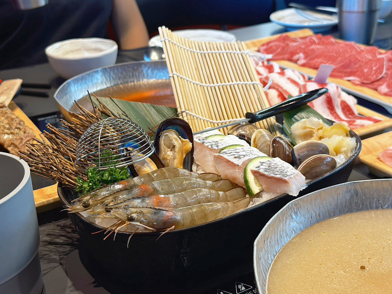 高雄火鍋｜新品牌【二旭鍋】百坪寬敞空間｜牛大骨鍋底濃郁｜自助吧豐富吃到飽｜Focus13輕軌真愛碼頭站