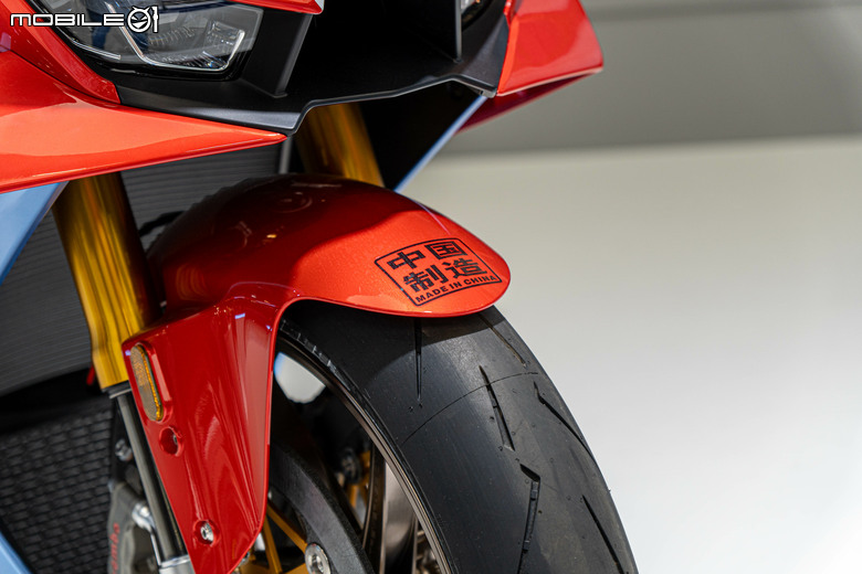 從「致敬」到奪冠，ZXJC 820RR 張雪機車 WSBK SSP組冠軍，來看一下這台中國製造三缸跑車。