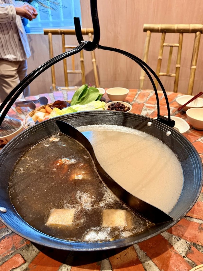屏東火鍋一條街必吃|九街吊鍋紅蟳薑母鴨+胡椒豬肚鴛鴦鍋也太猛|私房肉燥飯超有誠意