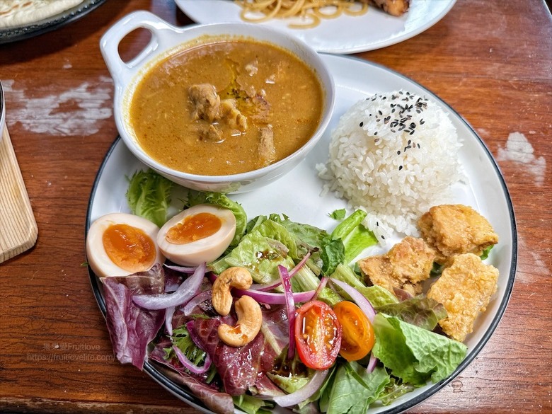 很chill的深夜食堂，無水咖喱、義大利麵、點心、豐富餐酒、寵物友善，聚餐小酌首選