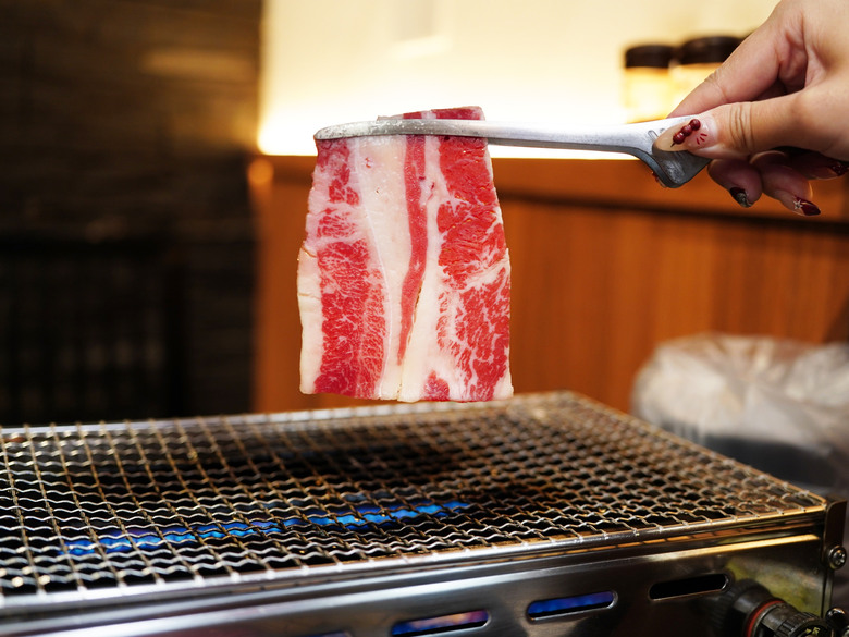 【高雄燒肉】銅板價吃A5和牛！鐵人燒肉套餐CP值好高！