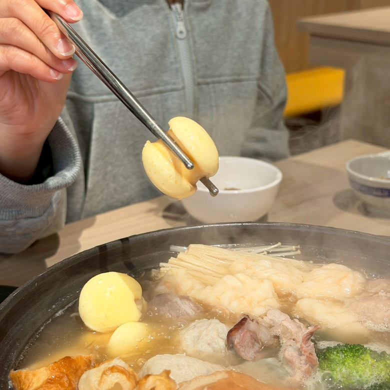 【台南如潮火鍋】東區沙茶爐新店｜扁魚湯頭濃郁耐喝｜虱目魚肚丸爆汁｜蝦滑楓葉＋蛋腸馬卡龍