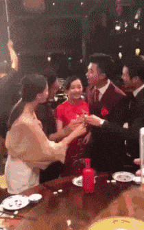 看到女友和前男友kiss...