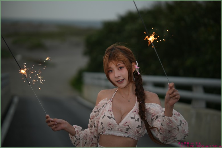 【 一言難盡 -- 言兒 】拍仙女棒快門壓光，閃燈壓得了日光但壓不住走光