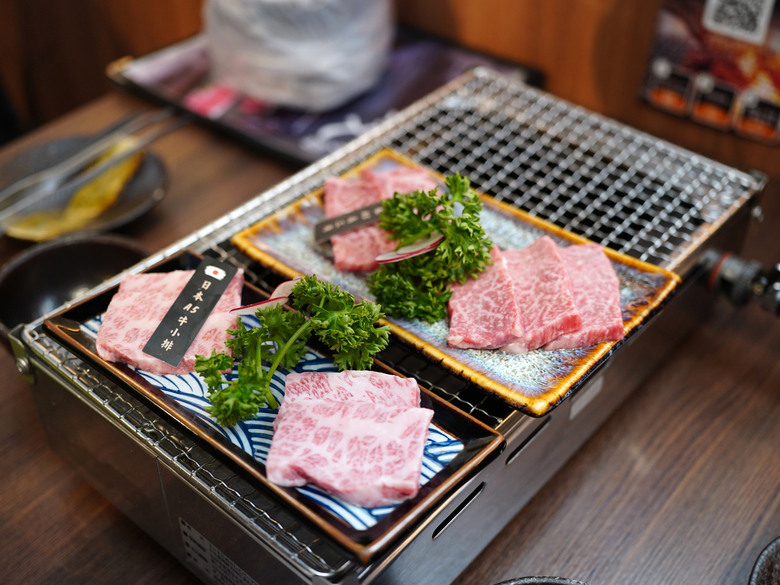 【高雄燒肉】銅板價吃A5和牛！鐵人燒肉套餐CP值好高！