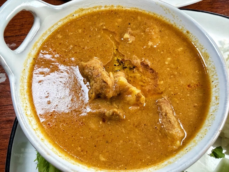 很chill的深夜食堂，無水咖喱、義大利麵、點心、豐富餐酒、寵物友善，聚餐小酌首選