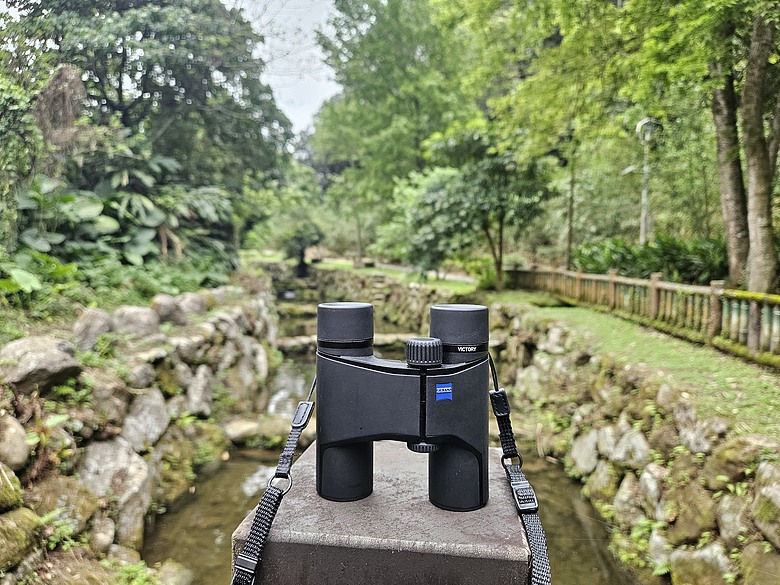 輕裝出發！帶上 ZEISS Victory Pocket 雙筒望遠鏡，漫遊小坑溪文學步道 順道拜小坑福德宮土地公跟武財神